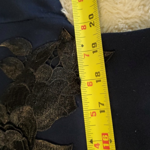 Lauren Conrad Dark Navy Ruffle Top Applique M - Picture 4 of 10